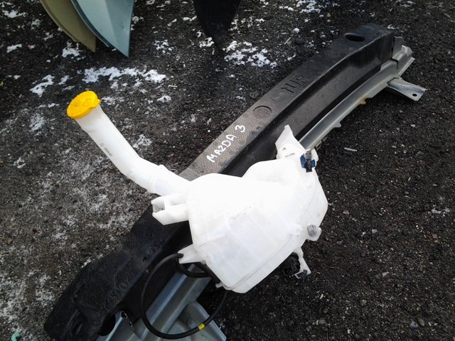 Mazda - 3 - 4 drzwi - (2011 - 2013) - Osprzęt / Zbiorniczek spryskiwaczy