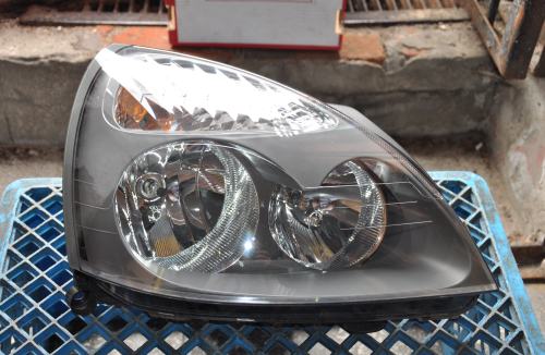 Renault - Clio - 3 drzwi - (2001 - 2005) - Oświetlenie / Lampa przednia prawa