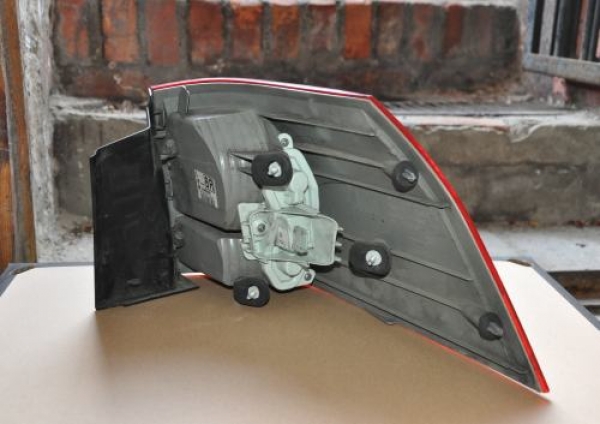 Opel - Vectra - C - Kombi - (2003 - 2005) - Oświetlenie / Lampa tylna lewa