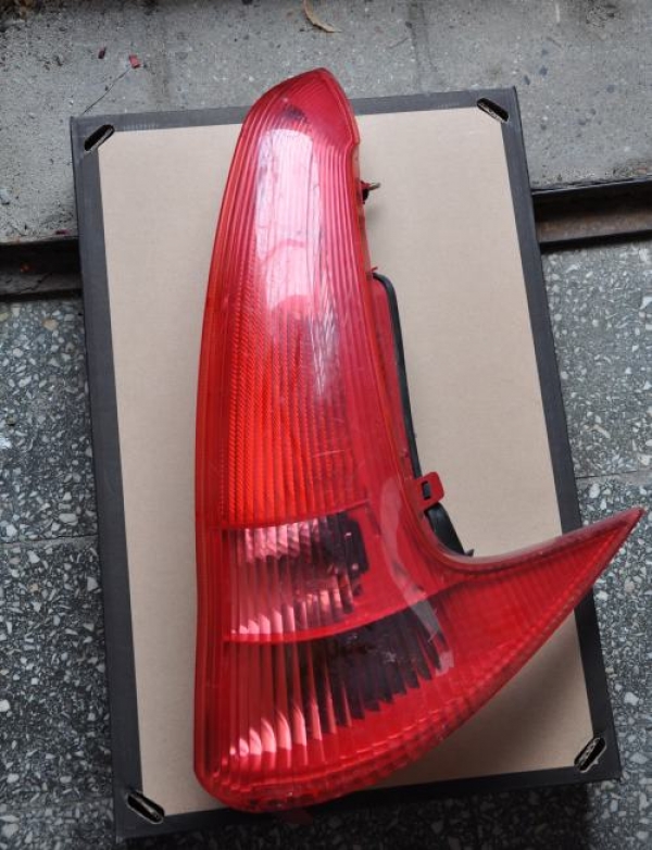 Peugeot - 206 - Kombi - (2002 - 2012) - Oświetlenie / Lampa tylna lewa