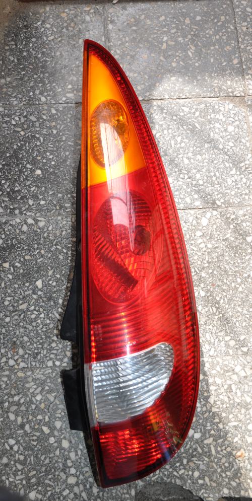 Nissan - Almera - Tino - (1999 - 2003) - Oświetlenie / Lampa tylna  prawa