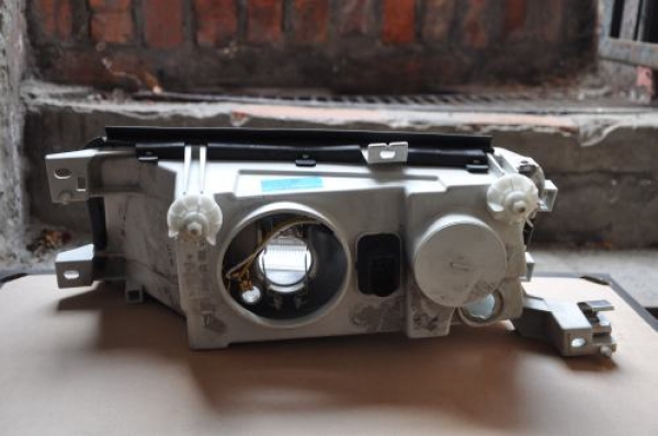 Skoda - Octavia - (1997 - 2000) - Oświetlenie / Lampa przednia prawa