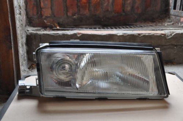 Skoda - Octavia - (1997 - 2000) - Oświetlenie / Lampa przednia prawa
