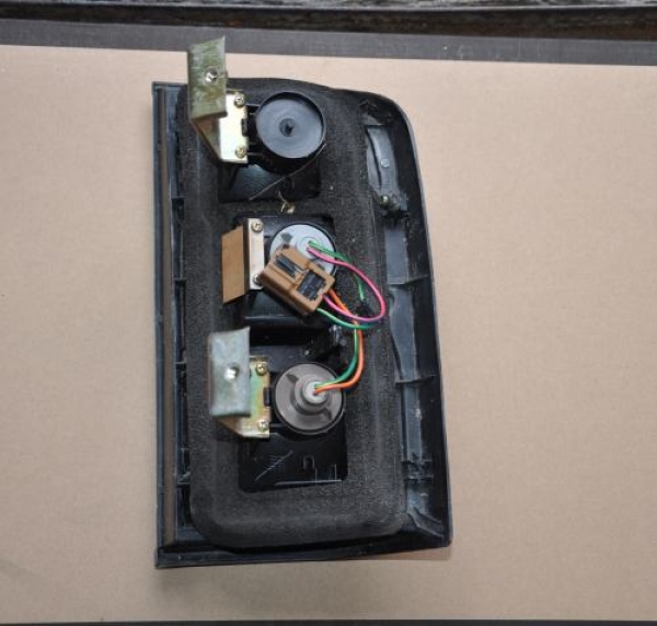 Nissan - Patrol GR - 5 drzwi - (1997 - 2004) - Oświetlenie / Lampa tylna lewa