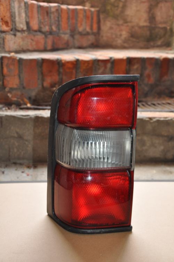 Nissan - Patrol GR - 5 drzwi - (1997 - 2004) - Oświetlenie / Lampa tylna lewa