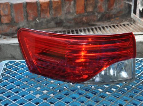 Toyota - Avensis - Kombi - (2012 - 2015) - Oświetlenie / Lampa tylna lewa