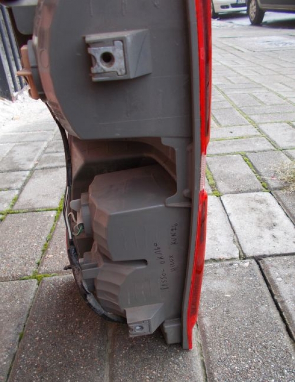 Toyota - Hilux Pick-up - (2011 - 2016) - Oświetlenie / Lampa tylna  prawa