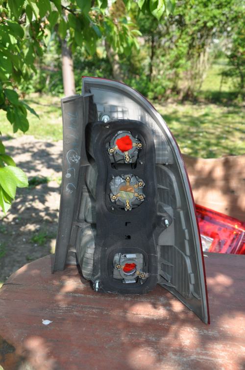 Toyota - Corolla - Kombi - (2002 - 2004) - Oświetlenie / Lampa tylna lewa