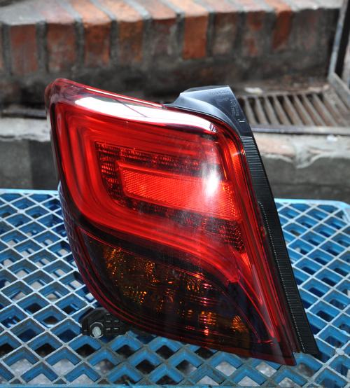 Toyota - Yaris - 3 drzwi - (2014 - 2017) - Oświetlenie / Lampa tylna  prawa
