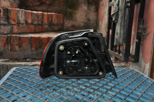 Mitsubishi - Carisma - 4 drzwi - (1996 - 1999) - Oświetlenie / Lampa tylna  prawa