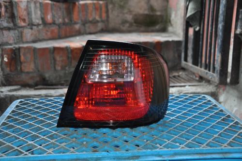 Nissan - Primera - 5 drzwi - (1999 - 2002) - Oświetlenie / Lampa tylna  prawa