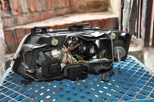 Audi - A6 - Kombi - (1998 - 2002) - Oświetlenie / Lampa przednia   prawa Xenon