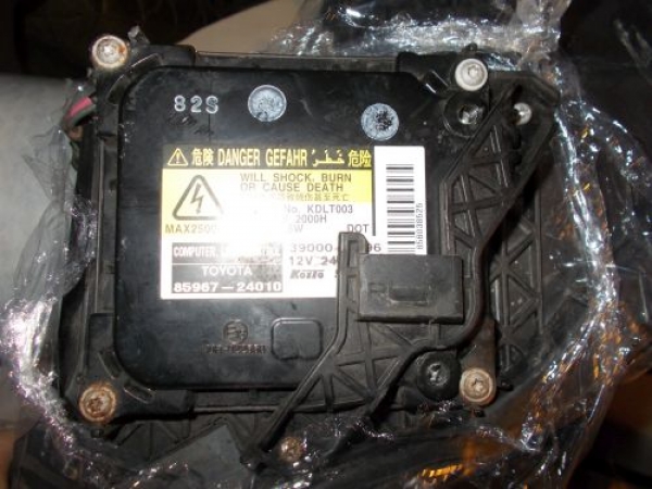 Toyota - Avensis - 4 drzwi - (2006 - 2009) - Oświetlenie / Lampa przednia   prawa Xenon