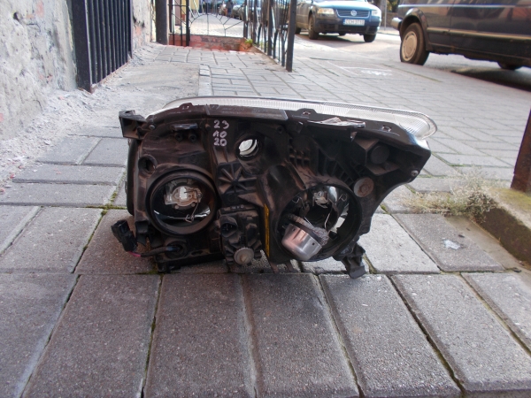 Toyota - Avensis - 4 drzwi - (2006 - 2009) - Oświetlenie / Lampa przednia   prawa Xenon