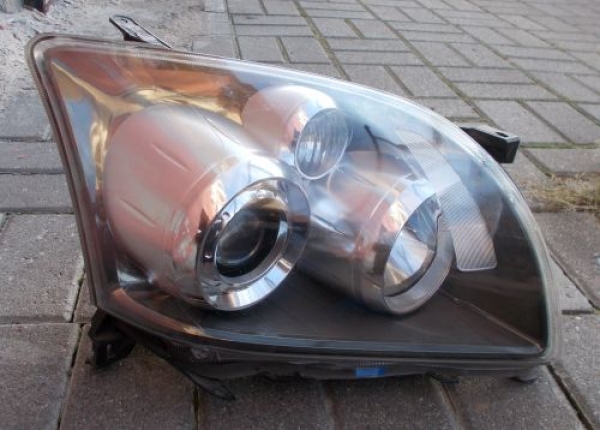 Toyota - Avensis - 5 drzwi - (2006 - 2009) - Oświetlenie / Lampa przednia   prawa Xenon