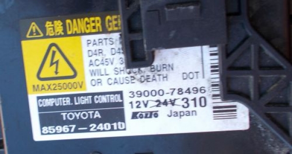 Toyota - Avensis - Kombi - (2006 - 2009) - Oświetlenie / Lampa przednia   lewa Xenon