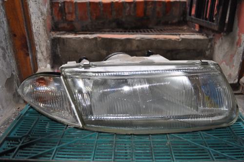 Mitsubishi - Carisma - 4 drzwi - (1996 - 1999) - Oświetlenie / Lampa przednia prawa