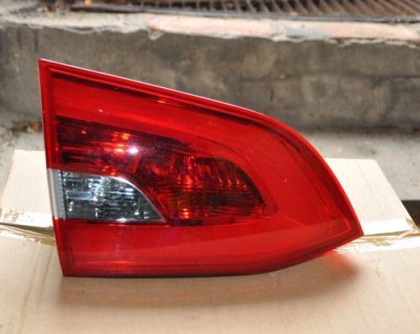 Peugeot - 308 - Kombi - (2014 - 2021) - Oświetlenie / Lampa tylna lewa wewnętrzna