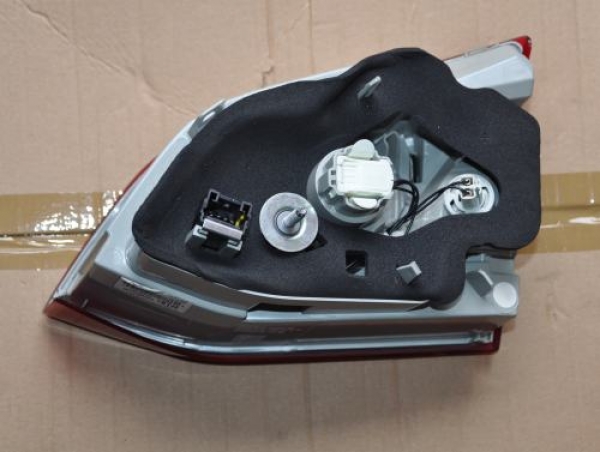 Peugeot - 308 - Kombi - (2014 - 2021) - Oświetlenie / Lampa tylna lewa wewnętrzna