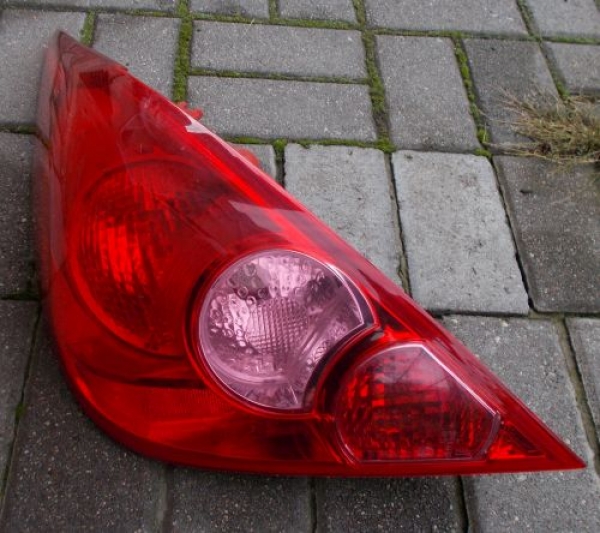 Nissan - Tiida - 5 drzwi  - (2008 - 2011) - Oświetlenie / Lampa tylna lewa