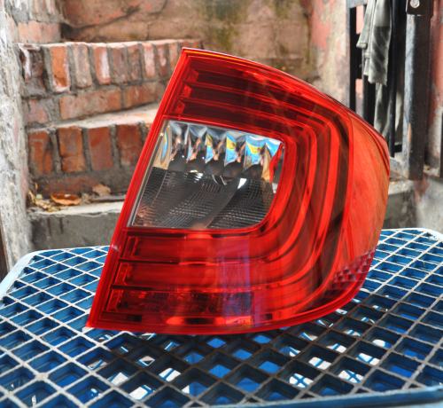 Skoda - Superb - Kombi - (2013 - 2015) - Oświetlenie / Lampa tylna  prawa