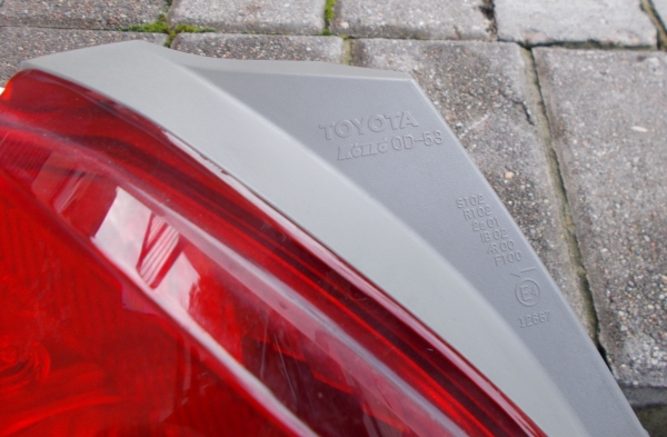 Toyota - Yaris - 3 drzwi - (2009 - 2011) - Oświetlenie / Lampa tylna lewa