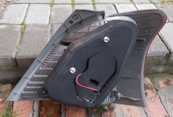 Toyota - Yaris - 3 drzwi - (2009 - 2011) - Oświetlenie / Lampa tylna lewa
