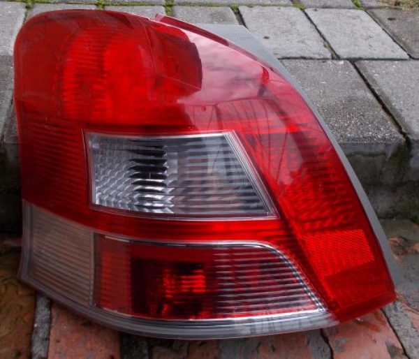 Toyota - Yaris - 5 drzwi - (2009 - 2011) - Oświetlenie / Lampa tylna lewa
