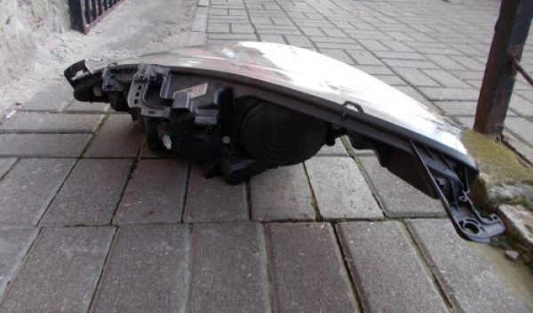 Peugeot - 207 - 3 drzwi - (2006 - 2009) - Oświetlenie / Lampa przednia prawa