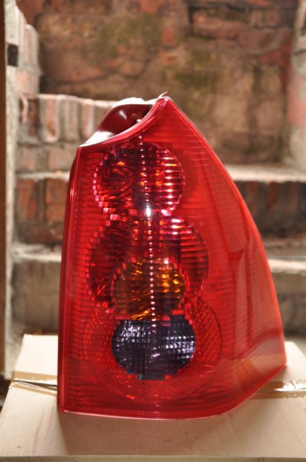 Peugeot - 307 - Kombi - (2002 - 2005) - Oświetlenie / Lampa tylna  prawa