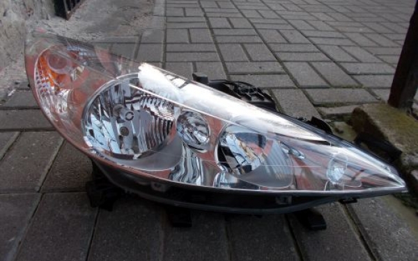 Peugeot - 207 - Kombi - (2007 - 2009) - Oświetlenie / Lampa przednia prawa