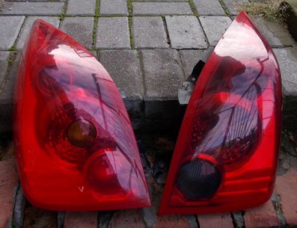 Nissan - Primera - 5 drzwi - (2002 - 2005) - Oświetlenie / Lampa tylna  prawa