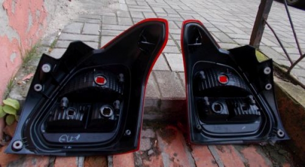 Suzuki - Swift - 5 drzwi - (2013 - 2017) - Oświetlenie / Lampa tylna  prawa