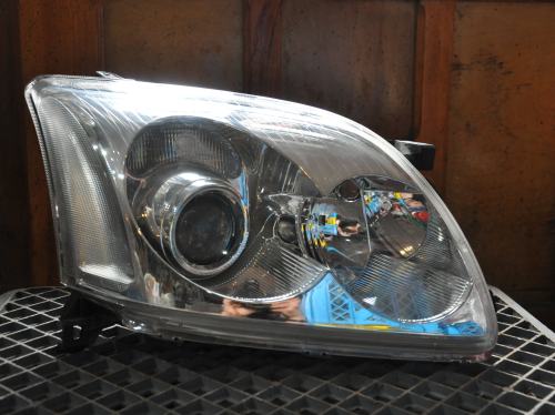 Toyota - Avensis - 4 drzwi - (2003 - 2006) - Oświetlenie / Lampa przednia prawa