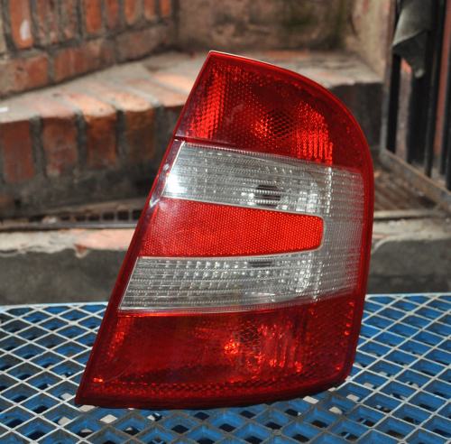 Skoda - Fabia - 5 drzwi - (2004 - 2007) - Oświetlenie / Lampa tylna  prawa
