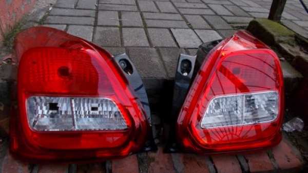 Suzuki - Swift - 5 drzwi - (2013 - 2017) - Oświetlenie / Lampa tylna lewa