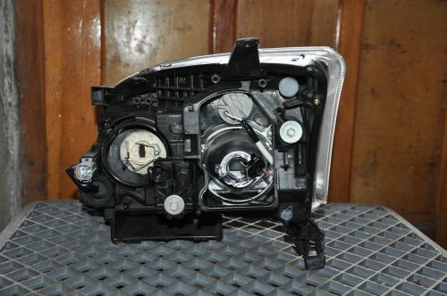 Toyota - Avensis - 5 drzwi - (2003 - 2006) - Oświetlenie / Lampa przednia prawa