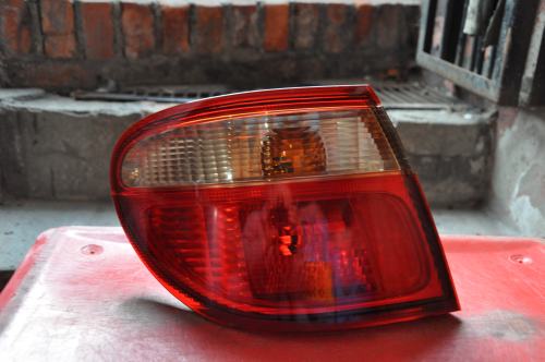 Nissan - Almera - 4 drzwi - (2002 - 2006) - Oświetlenie / Lampa tylna lewa