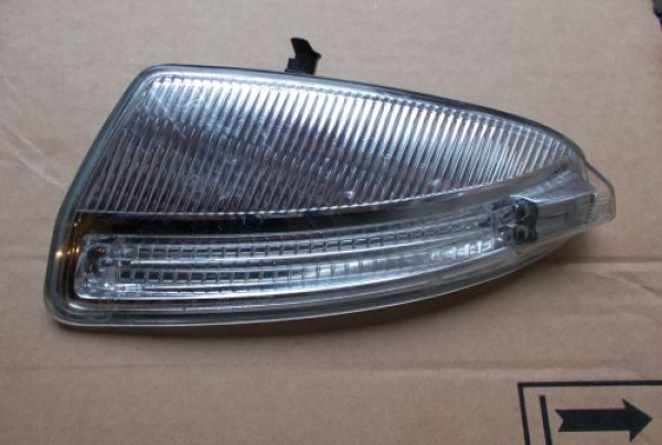 Mercedes-Benz - C-Klasa - W204 - (2007 - 2011) - Lusterka / Kierunkowskaz w lusterku lewy