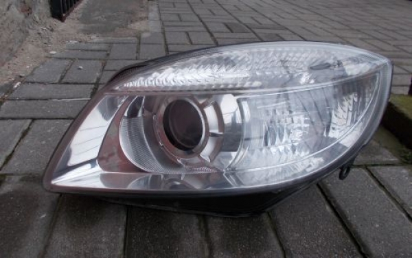 Skoda - Fabia - 5 drzwi - (2010 - 2014) - Oświetlenie / Lampa przednia lewa