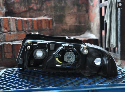 Audi - A4 - (1999 - 2001) - Oświetlenie / Lampa przednia prawa