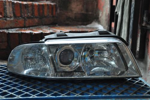 Audi - A4 - Kombi - (1999 - 2002) - Oświetlenie / Lampa przednia prawa