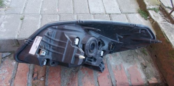 Dacia - Sandero - (2008 - 2012) - Oświetlenie / Lampa przednia prawa