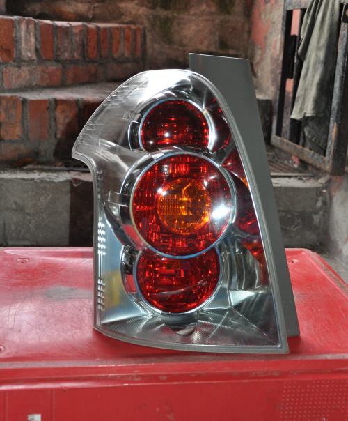 Toyota - Corolla - Verso - (2004 - 2009) - Oświetlenie / Lampa tylna lewa