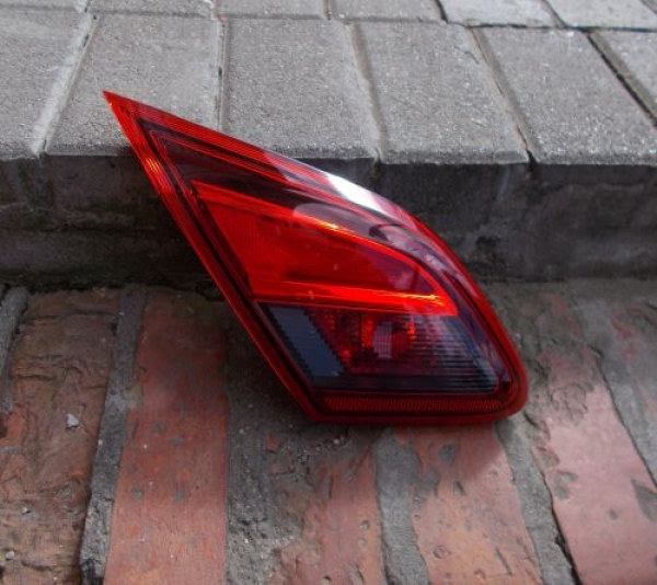 Opel - Corsa - E - 5 drzwi - (2014-) - Oświetlenie / Lampa tylna lewa wewnętrzna