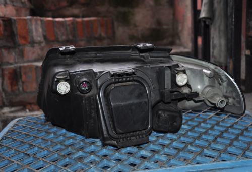 Audi - A4 - Kombi - (1995 - 1999) - Oświetlenie / Lampa przednia prawa