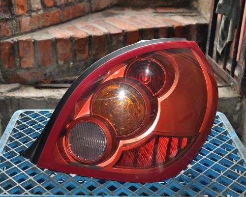 Nissan - Almera - 5 drzwi - (2002 - 2006) - Oświetlenie / Lampa tylna  prawa