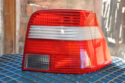 Volkswagen - Golf IV - 3 drzwi - (1997 - 2003) - Oświetlenie / Lampa tylna  prawa