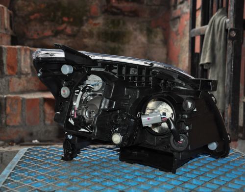 Toyota - Avensis - Kombi - (2003 - 2006) - Oświetlenie / Lampa przednia lewa