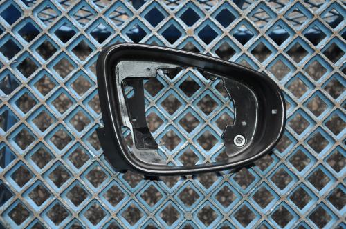 Volkswagen - Golf VI - 5 drzwi - (2008 - 2012) - Lusterka / Ramka prawa
